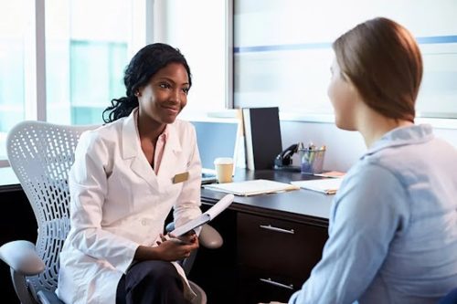 Écoutez les médecins de famille locaux